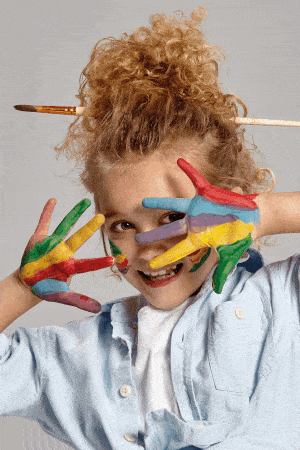bambina con cami colorate